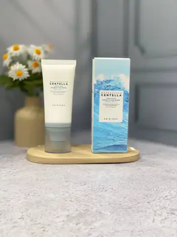ضدآفتاب سرمی سنتلا آبی اسکین 1004 ماداگاسکار هیالو-سیکا SPF50+ PA++++