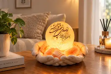 سنگ نمک چراغ‌دار کف دست