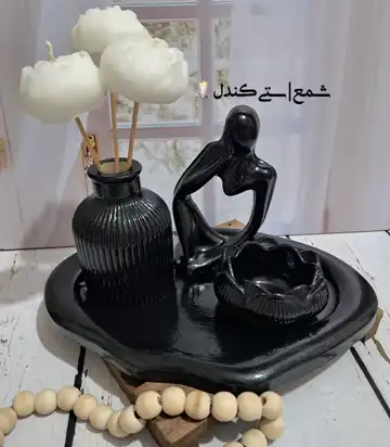 ست مینیمال مشکی با گل‌های سفید پیونی