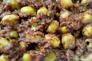 زیتون پرورده محلی پرمغز گردویی