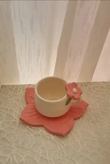 فنجان گل برجسته با زیری طرح گلبرگ