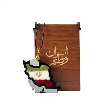 آویز خودرو ایران جنس بدنه پلکسی و طرح فرش 1500شانه نقشه ایران کد 104866
