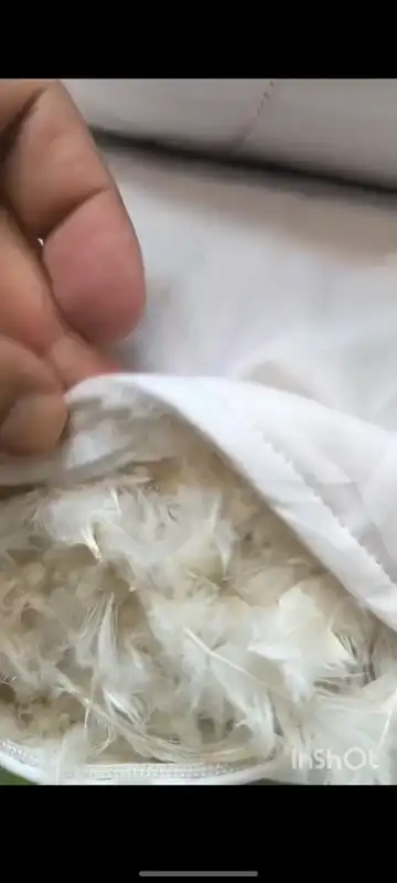 بالش پشم سفید و پر